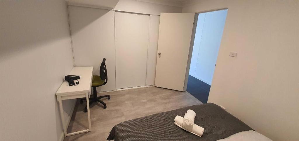 Dana-Cozy Studio With Shared Entry In The City Canberra Exterior photo